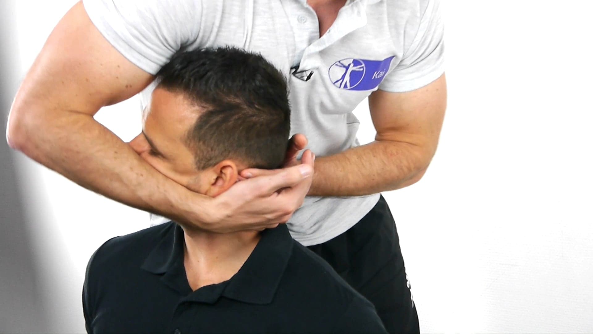 التلاعب في الدوران لأعلى منتصف العنق (جلوس) - PHYSIOTUTORS