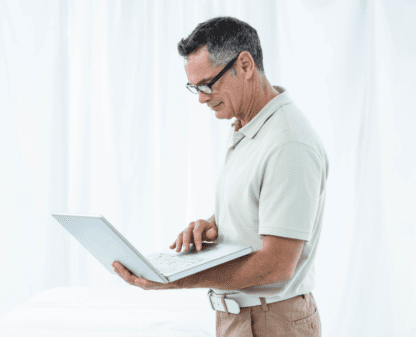 Fisioterapeuta com laptop