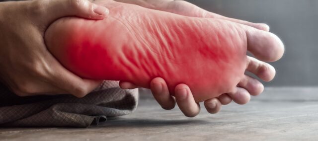 أعراض تشبه أعراض الاعتلال العصبي في اعتلال الأوتار